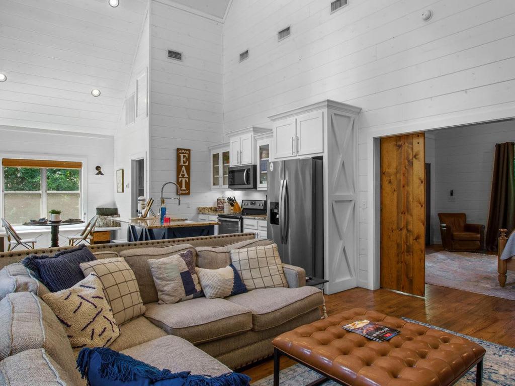 Stunning Luxury Cabin W Hot Tub And Fire Pit Holy Shiplap Is Perfect Romantic Couples Getaway 브로큰보우 외부 사진